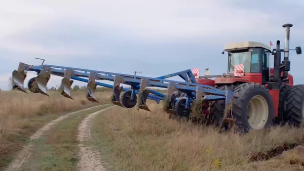 俄罗斯大马力拖拉机，牵引9个犁铧的悬挂犁，1小时犁地105亩