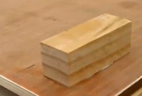 膠合板和木方的邊角料，居然和曲線鋸融為一體