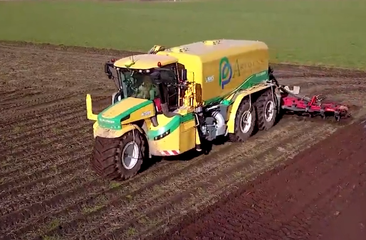 土豆栽種前的施肥過程，普羅格AT5105沼液施肥車給農田施肥