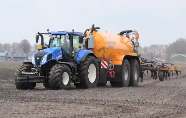 春季沼液施肥作業，紐荷蘭T8350大馬力拖拉機，牽引液態施肥機