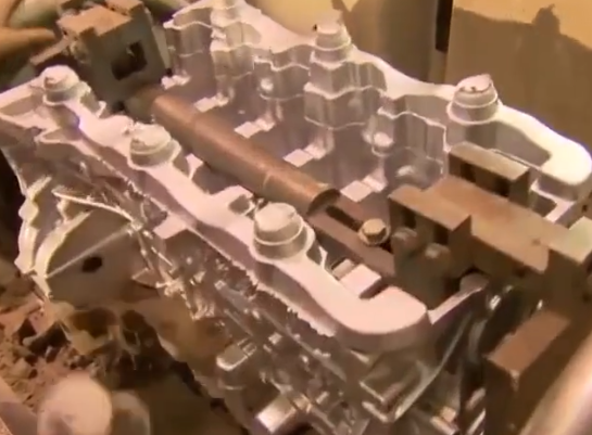德國制造的精髓，實拍寶馬發動機缸體鑄造過程，長見識了
