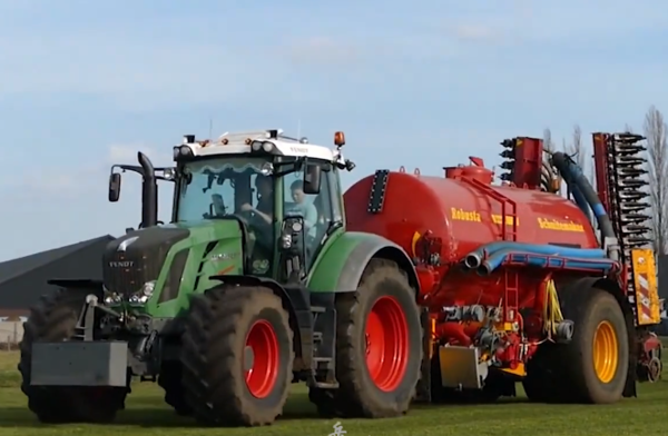 芬特828重型大馬力拖拉機，帶沼液施肥機在有機牧場給草施肥