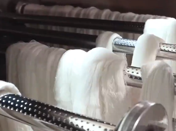 針織品是怎么制作的，先將毛線浸透再針織，廠長賺的盆滿缽滿
