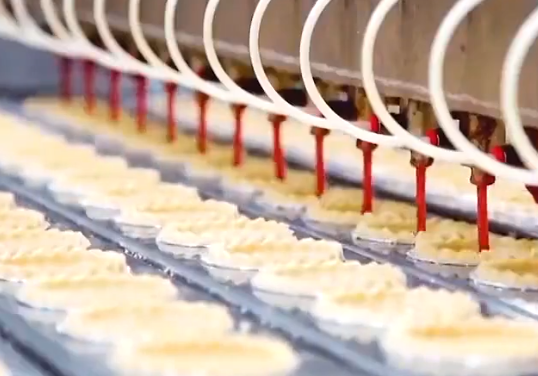 揭秘英國糕點工廠，用這種方法，每天可以生產26萬個櫻桃蛋撻