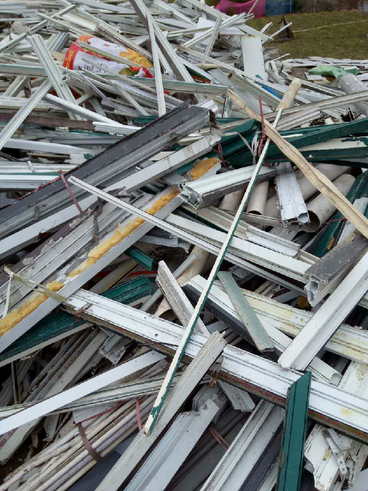 我公司长期回收pvc大白管料,小白管料,毛料,塑钢废料,pvc废料等