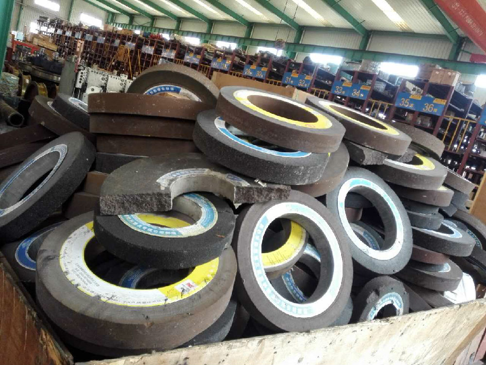 常年回收废旧陶瓷砂轮,树脂砂轮,切割片磨光片,模具,刀具,刃具,模具钢